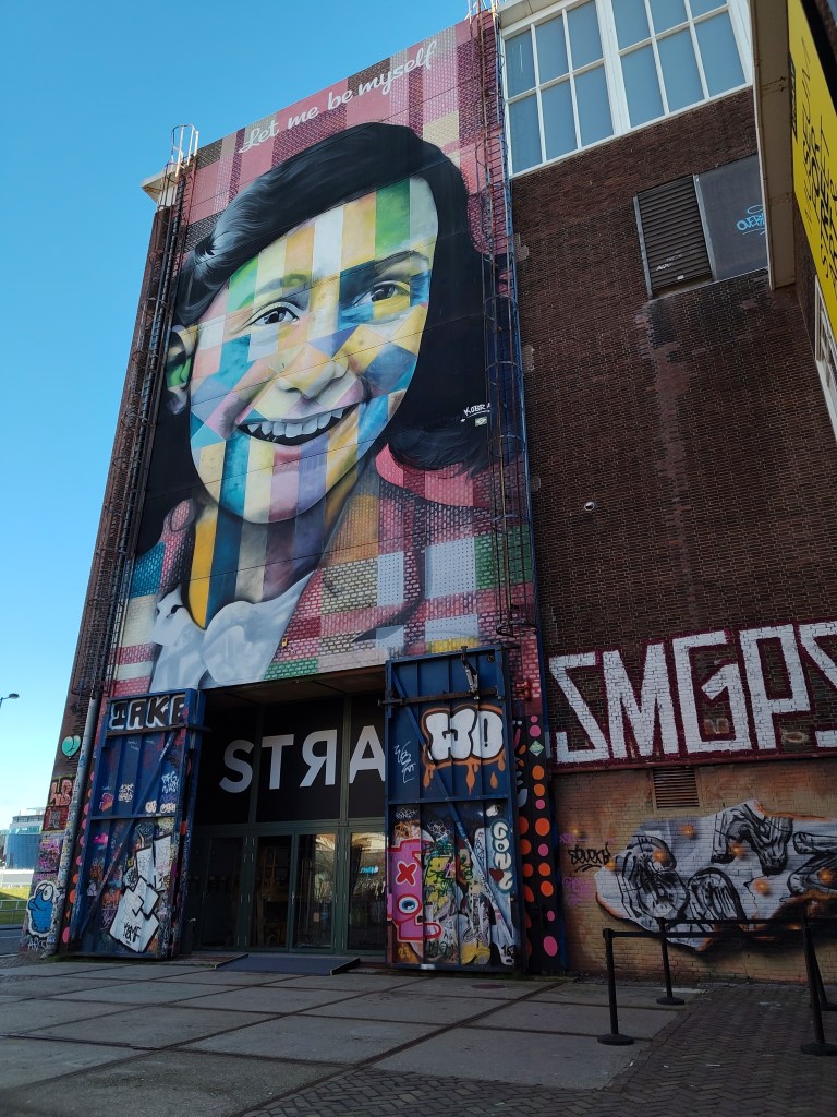 Straat museum entrance featuring anne frank